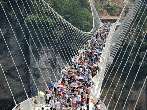 самый длинный стеклянный мост в Китае