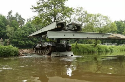 танк-мостоукладач Biber