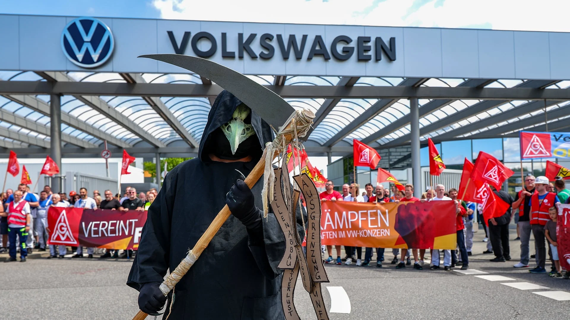 Volkswagen закладає близько €16 млрд на скорочення і перебудову заводів: трудовий конфлікт у Німеччині загострюється