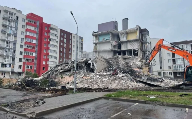 У Бучі відбудовують зруйновану секцію п’ятиповерхівки: квартири вже оснащують для повернення мешканців