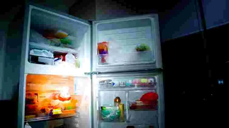 Продукти під час відключень: скільки холодильник і морозилка можуть безпечно тримати холод