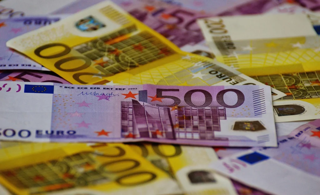 Продовження допомоги українцям у Європі: чому важливо розрізняти статус і конкретні виплати
